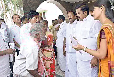 பொதுமக்களிடம் மனுக்கள் வாங்கிய முதல்-அமைச்சர் எடப்பாடி பழனிசாமி