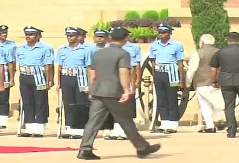 ஜனாதிபதி மாளிகையில் மயங்கி விழுந்த விமானப்படை வீரரின் உடல் நலம் குறித்து விசாரித்த பிரதமர்