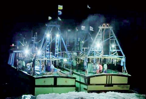 தூத்துக்குடியில் 10 மாதங்களுக்கு பிறகு விசைப்படகுகள் கடலுக்கு சென்றன