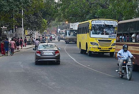 சாந்தோம் பகுதியில் பொதுமக்களுக்கு இடையூறாக ஆளும் கட்சி ‘பேனர்கள்’