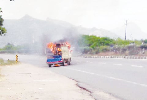டெம்போ வேன் நடுரோட்டில் தீப்பிடித்து எரிந்தது டிரைவர், பெண்கள் உயிர்தப்பினர்
