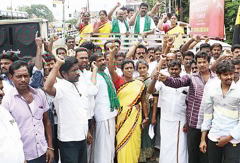 சேலத்தில் தே.மு.தி.க.வினர் ஆர்ப்பாட்டம்