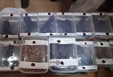 டெல்லியில் கள்ளத்தனமாக பதுக்கி வைத்து இருந்த தோட்டாக்கள், துப்பாக்கிகள் பறிமுதல்: 3 பேர் கைது