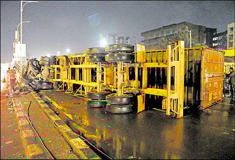 சாலையில் தறிகெட்டு ஓடிய கன்டெய்னர் லாரி கவிழ்ந்து டிரைவர் பலி