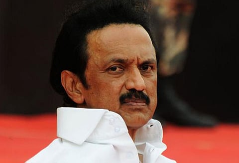 காவல் நிலையத்தில் வழக்குப்பதிவு செய்யாவிட்டால் புகார் தெரிவிக்க இலவச தொலைபேசி எண் அறிவிக்க வேண்டும்