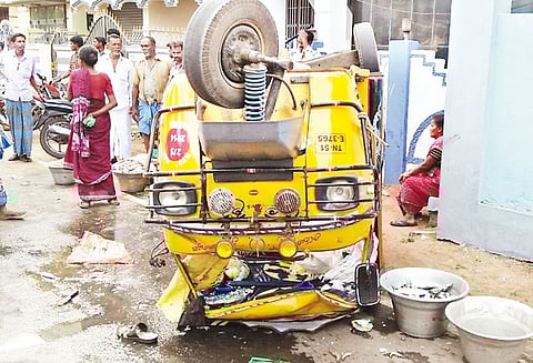 நாகூரில், ஆட்டோ கவிழ்ந்து 5 மீனவ பெண்கள் உள்பட 7 பேர் காயம்