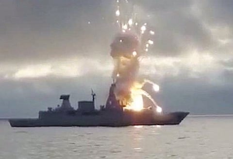 போர்ப்பயிற்சியின்போது போர்க்கப்பலிலேயே வெடித்துச் சிதறிய ஏவுகணை