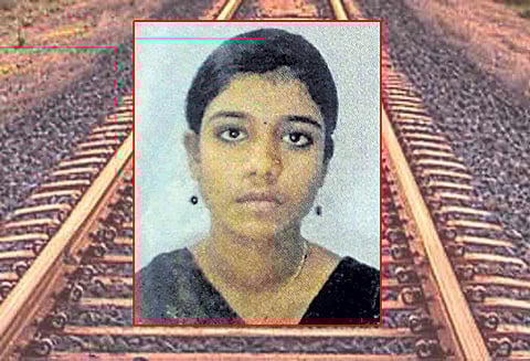 எக்ஸ்பிரஸ் ரெயிலில் அடிபட்டு இளம்பெண் உள்பட 2 பேர் பலி