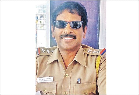 பத்திரங்களை கொடுக்க ரூ.3 லட்சம் லஞ்சம் கேட்ட போலீஸ் இன்ஸ்பெக்டர் மீது வழக்கு