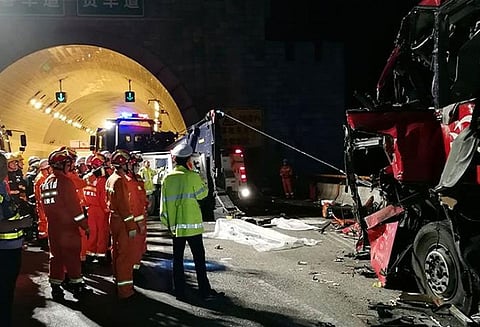 சீனாவில் பேருந்து- டிரக் நேருக்கு நேர் மோதல்: 18 பேர் பலி, 14 பேர் காயம்