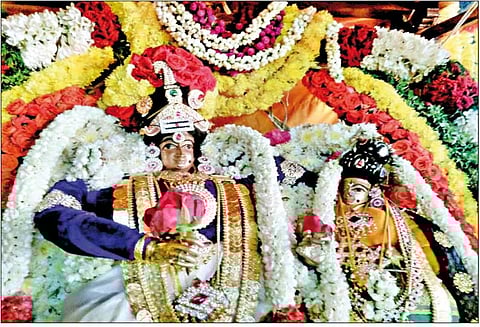 உத்தமபாளையம் திருக்காளாத்தீஸ்வரர்-ஞானாம்பிகை கோவிலில் திருக்கல்யாணம்