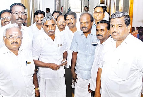 திருவாரூர்-தஞ்சை நெடுஞ்சாலை வருகிற 20-ந் தேதிக்குள் சீரமைக்கப்படும் பேச்சுவார்த்தையில் முடிவு