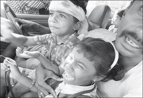 அறச்சலூர் அருகே பள்ளிக்கூட மாணவ-மாணவிகளை ஏற்றிச்சென்ற வேன் கவிழ்ந்தது