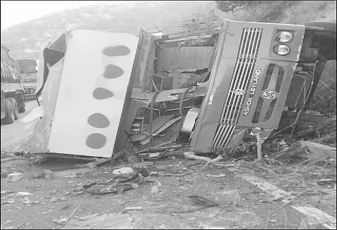 திம்பம் மலைப்பாதையில் லாரி கவிழ்ந்து டிரைவர் படுகாயம்