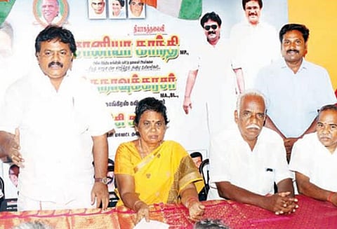 10 ஆயிரம் ஏக்கரில் கருகும் பயிரை காப்பாற்ற வாய்க்காலில் தண்ணீர் திறந்து விட வேண்டும்