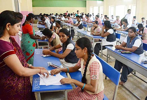 தமிழகம் மற்றும் புதுச்சேரியில், 12-ம் வகுப்புக்கான பொதுத்தேர்வு தொடங்கியது