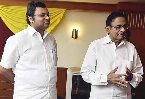 கார்த்தி சிதம்பரம் கைது : மகனை தைரியமாக இருக்குமாறு கூறிய ப.சிதம்பரம்