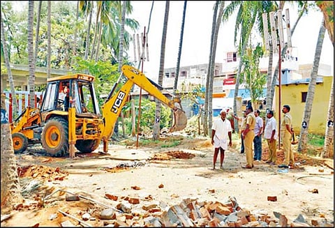 குச்சனூர் சனீஸ்வர பகவான் கோவில் வளாகத்தில் ஆக்கிரமிப்புகள் அகற்றம்