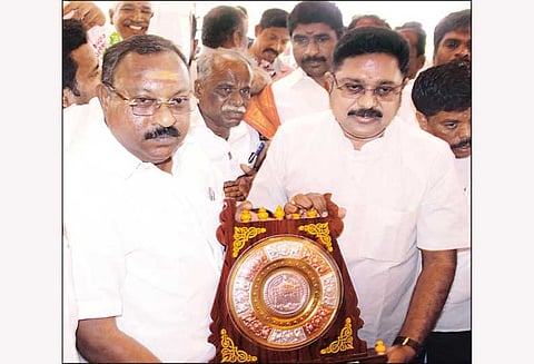 சாலைப்பணி டெண்டர் முறைகேடு தொடர்பாக கவர்னரிடம் முறையிடுவேன் - டி.டி.வி. தினகரன் எம்.எல்.ஏ.