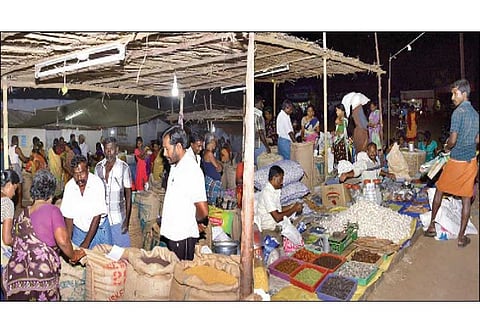 சேந்தமங்கலம் அருகே இரவிலும் களை கட்டிய பேளுக்குறிச்சி சந்தை