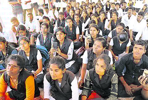 இடமாற்றத்துக்கு எதிர்ப்பு: சட்டக்கல்லூரி மாணவர்கள் 6-வது நாளாக உள்ளிருப்பு போராட்டம்