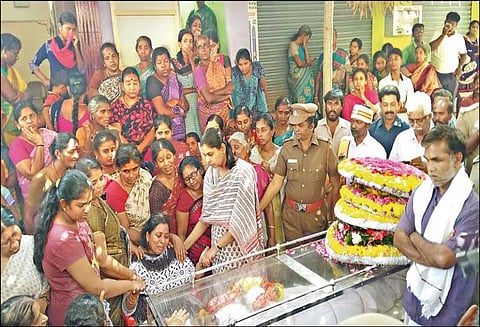 கர்நாடகாவில் யானை தாக்கி உயிரிழந்த வன அதிகாரியின் உடல் அரசு மரியாதையுடன் அடக்கம்