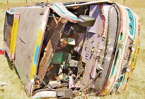 வேன் கவிழ்ந்து 10 பேர் காயம் அதிர்ஷ்டவசமாக மணமக்கள் உயிர் தப்பினர்