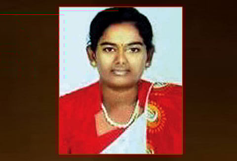 நகை கடையில் இளம்பெண் தூக்கில் பிணமாக தொங்கினார்