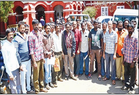 பணி நிரந்தரம் செய்யக்கோரி மின்வாரிய ஒப்பந்த ஊழியர்கள் முற்றுகை போராட்டம்