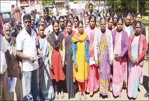 ஒரு கி.மீட்டர் தூரம் நடந்து செல்லும் அவலம்: குடிநீர் கிணறு அமைத்து தரக்கோரி பொதுமக்கள் மனு