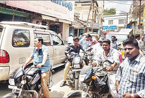 திருவாரூர் கடை வீதியில் போக்குவரத்து நெரிசலால் வாகன ஓட்டிகள் அவதி