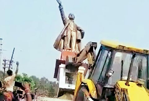 திரிபுராவில் லெனின் சிலையை பாஜக ஆதரவாளர்கள் அகற்றியதால் பரபரப்பு