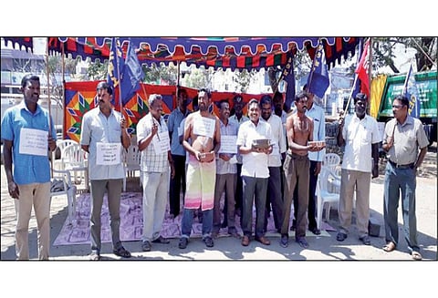 உடுமலை நகராட்சி அலுவலக வளாகத்தில் நெற்றியில் நாமம் போட்டு பிச்சை எடுக்கும் போராட்டம் நடத்திய அரசு ஊழியர்கள்