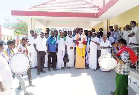 குறைதீர்வு கூட்டத்திற்கு வரும்படி மேளதாளத்துடன் அதிகாரிகளை அழைத்து வந்த விவசாயிகள்