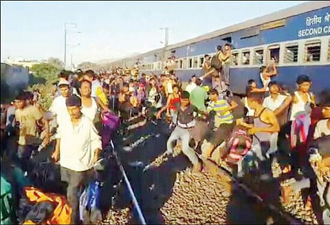 வாணியம்பாடி அருகே நடுவழியில் அபாய சங்கிலியை இழுத்து ரெயிலை நிறுத்திய வடமாநில வாலிபர்கள்