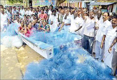 படகு, வலைகளுடன் நாட்டுப்படகு மீனவர்கள் ஆர்ப்பாட்டம்