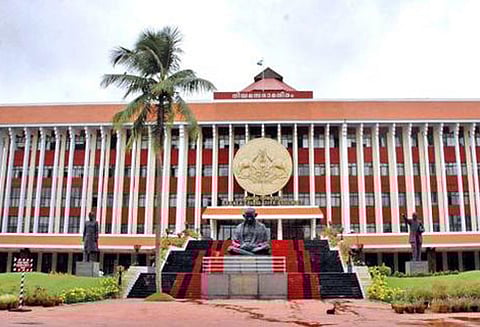 கேரள சட்டசபையில் பரபரப்பு கையெறி குண்டை காட்டி பேசிய எம்.எல்.ஏ.