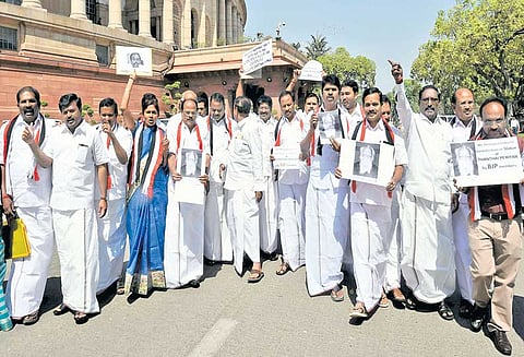 பெரியார் சிலை உடைப்பு உள்பட பல்வேறு பிரச்சினைகளால் நாடாளுமன்றம் 3–வது நாளாக ஸ்தம்பித்தது