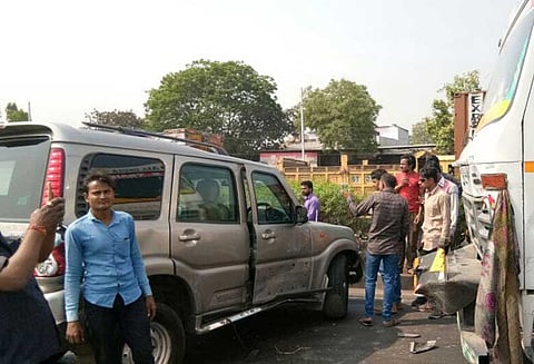 பிரவீன் தொகாடியா கார் மீது லாரி மோதல்: அதிருஷ்டவசமாக காயமின்றி தப்பினார்