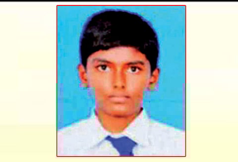 வட்டார வளர்ச்சி அதிகாரியின் கார் மோதல்: மாணவன் உள்பட 2 பேர் பலி