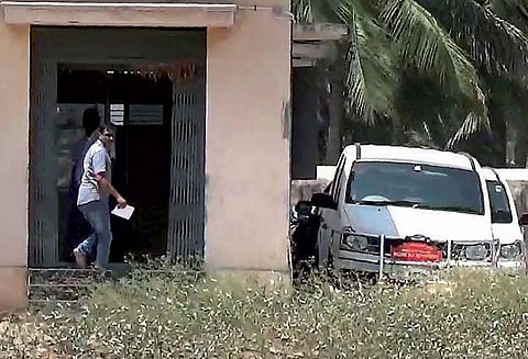 4 அரிசி ஆலைகள் உள்பட 5 இடங்களில் வருமான வரித்துறை அதிகாரிகள் சோதனை