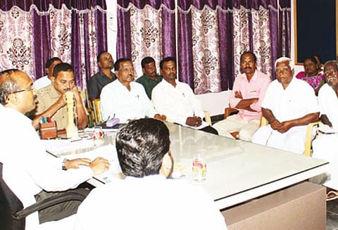 காவிரி ஆற்றில் இருந்து தோகைமலை கூட்டுக்குடிநீர் திட்டத்திற்கு தண்ணீர் கொண்டு செல்ல எதிர்ப்பு