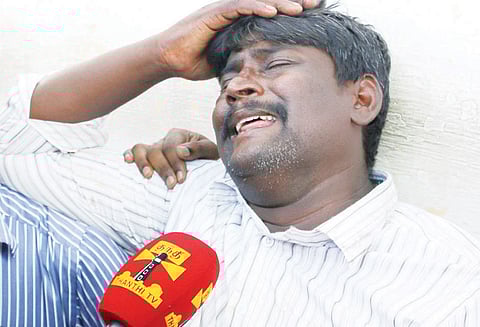 மோட்டார் சைக்கிளில் சென்ற எங்களை இன்ஸ்பெக்டர் 3 முறை எட்டி உதைத்தார் பலியான உஷாவின் கணவர் பேட்டி