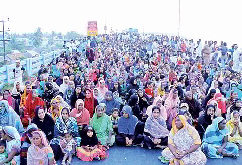 வாலிபரை ஜாமீனில் விடுவித்ததை கண்டித்து பாம்பன் பாலத்தில் சாலை மறியல்