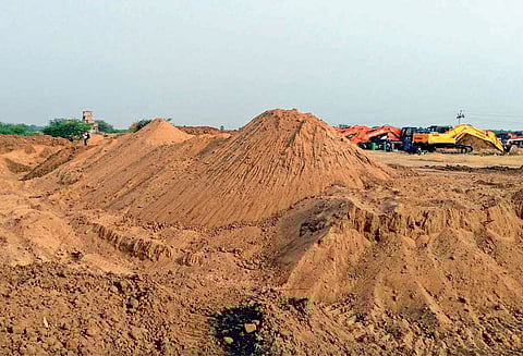 சவடு மண் என்ற பெயரில் இரவு,பகலாக ஆற்று மணல் திருட்டு