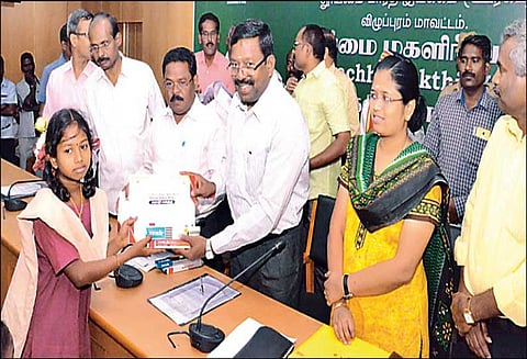 மகளிர் தினவிழாவையொட்டி சுகாதாரத்தில் சிறப்பாக பணியாற்றியவர்களுக்கு பரிசு