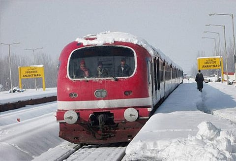 நான்கு நாட்களுக்கு பிறகு தெற்கு காஷ்மீரில் ரயில்சேவை மீண்டும் துவக்கம்