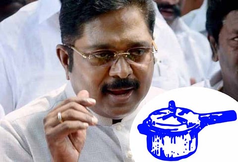 டிடிவி தினகரன் அணிக்கு குக்கர் சின்னம் ஒதுக்க கோரி தேர்தல் ஆணையத்திற்கு டெல்லி ஐகோர்ட் உத்தரவு