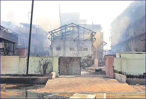 ரசாயன ஆலைகள் தீயில் எரிந்து நாசம் 3 தொழிலாளர்கள் உடல் கருகி சாவு 13 பேர் படுகாயம்