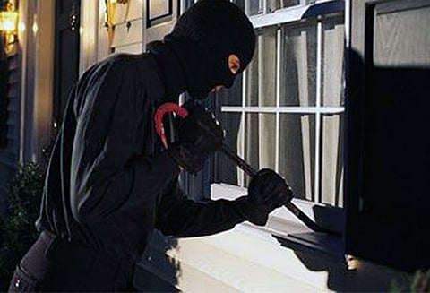 கொள்ளையர்களை தாயுடன் சேர்ந்து துணிச்சலுடன் பிடித்த சிறுவன்